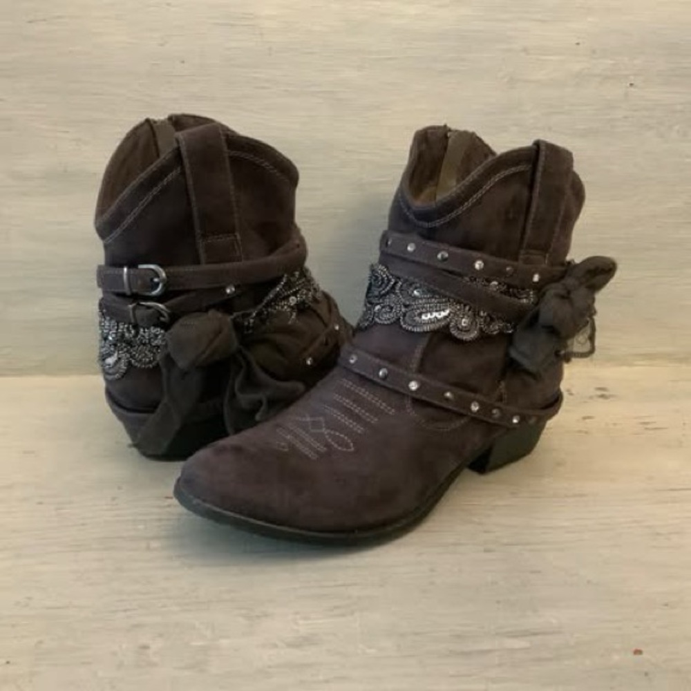 Not Rated Fancy Grey Faux Leather Western Style Ankle Boot Size‎ 9 GC - Picture 4 of 9